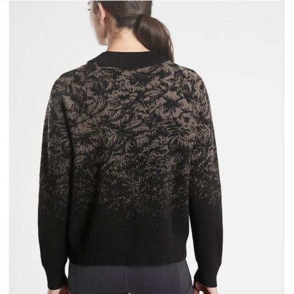 Athleta Textured Jacquard Merino Wool Sweater Size Medium Black Grey 632069 EUC - Picture 2 of 10